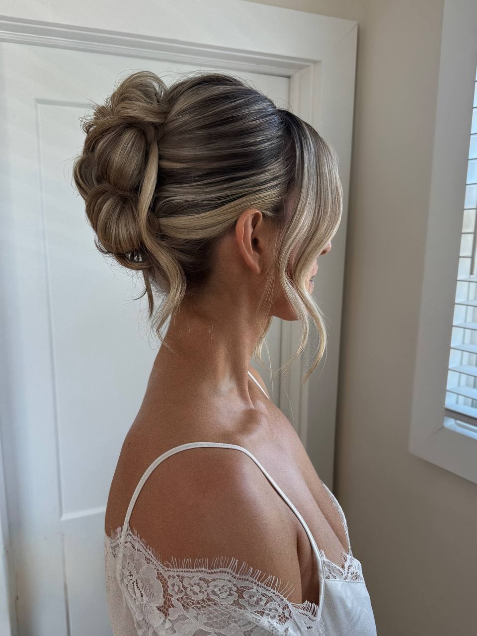 Perfect Curls or Classic Bun? How a Stylist Helps You Make the Right Choice